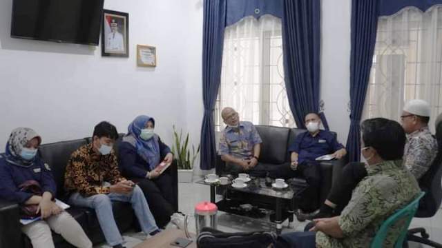 Kadis Kominfo Padang Panjang, Ampera Salim, saat menerima teman sejawat dari Kominfo Kabupaten Solok diruang kerjanya.
